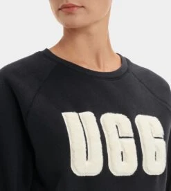 UGG W Madeline Fuzzy Logo Crewneck Truien & Vesten - Zwart -ONLY Winkel 1075x1200