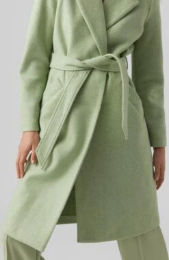 VERO MODA VMFORTUNEAYA SS23 LONG COAT NOOS Dames Jas Reseda - Maat S -ONLY Winkel 780x1200