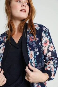 Cassis Korte, Open Bomberjack In Voile Met Bloemenmotief 14 Cassis Korte, Open Bomberjack In Voile Met Bloemenmotief -ONLY Winkel 799x1200 60