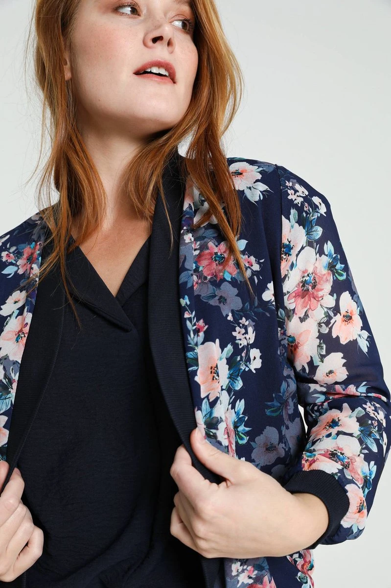 Cassis Korte, Open Bomberjack In Voile Met Bloemenmotief 4 Cassis Korte, Open Bomberjack In Voile Met Bloemenmotief - Afbeelding 2