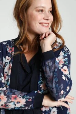 Cassis Korte, Open Bomberjack In Voile Met Bloemenmotief 16 Cassis Korte, Open Bomberjack In Voile Met Bloemenmotief -ONLY Winkel 799x1200 61