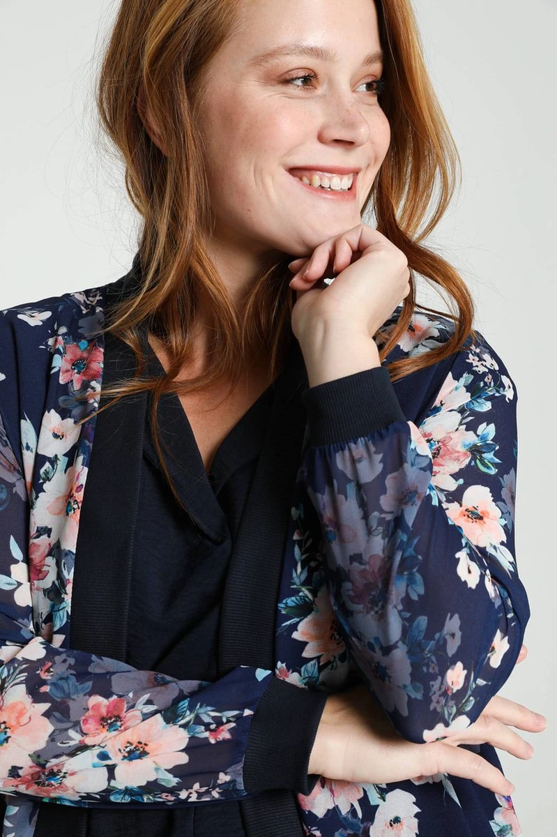 Cassis Korte, Open Bomberjack In Voile Met Bloemenmotief 6 Cassis Korte, Open Bomberjack In Voile Met Bloemenmotief - Afbeelding 4