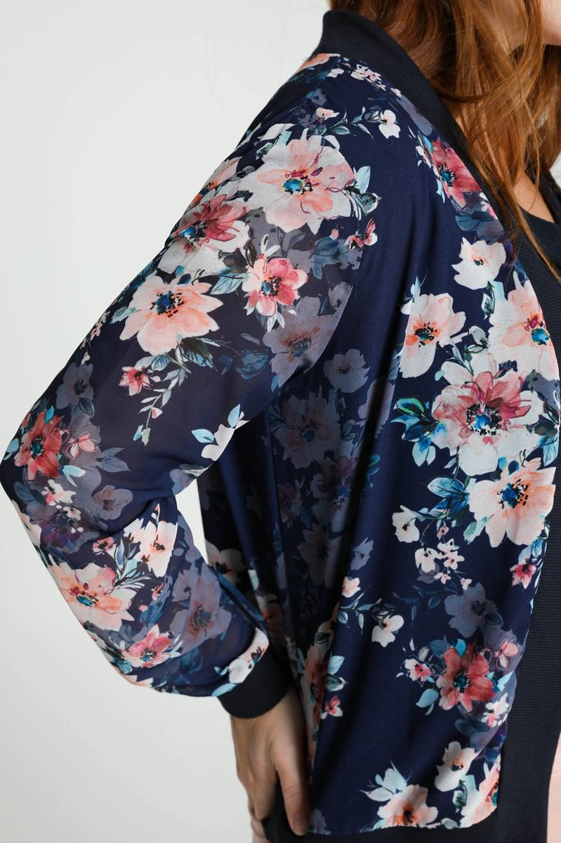 Cassis Korte, Open Bomberjack In Voile Met Bloemenmotief 8 Cassis Korte, Open Bomberjack In Voile Met Bloemenmotief - Afbeelding 6