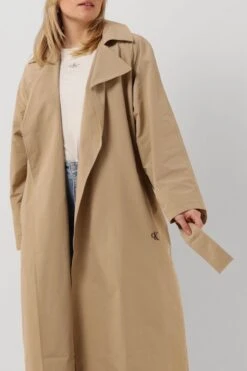 Calvin Klein Oversized Trench Coat Jassen Dames - Zomerjas - Zand - Maat S 10 Calvin Klein Oversized Trench Coat Jassen Dames - Zomerjas - Zand - Maat S -ONLY Winkel 800x1200 263