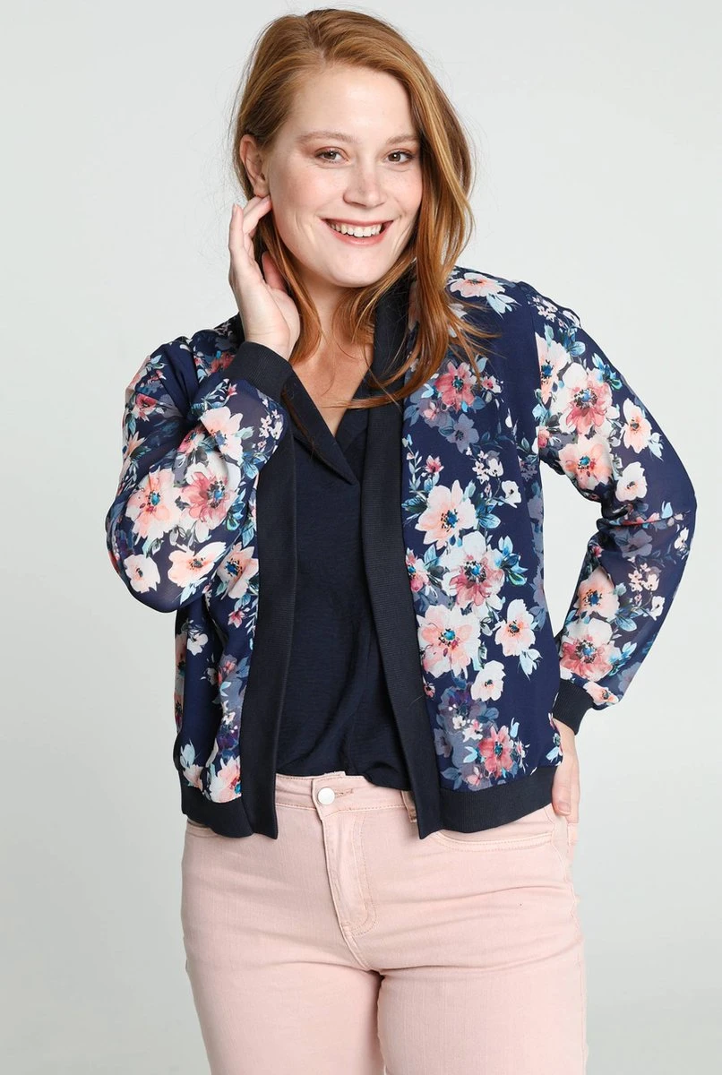 Cassis Korte, Open Bomberjack In Voile Met Bloemenmotief 3 Cassis Korte, Open Bomberjack In Voile Met Bloemenmotief