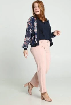 Cassis Korte, Open Bomberjack In Voile Met Bloemenmotief 15 Cassis Korte, Open Bomberjack In Voile Met Bloemenmotief -ONLY Winkel 811x1200 5