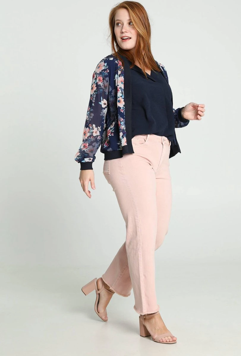 Cassis Korte, Open Bomberjack In Voile Met Bloemenmotief 5 Cassis Korte, Open Bomberjack In Voile Met Bloemenmotief - Afbeelding 3