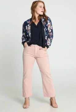 Cassis Korte, Open Bomberjack In Voile Met Bloemenmotief 20 Cassis Korte, Open Bomberjack In Voile Met Bloemenmotief -ONLY Winkel 815x1200 2