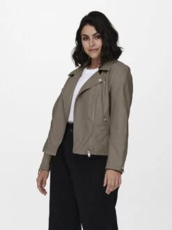 ONLY CARMAKOMA CAREMMY FAUX LEATHER BIKER ESS Dames Jas - Maat 46 8 ONLY CARMAKOMA CAREMMY FAUX LEATHER BIKER ESS Dames Jas - Maat 46 -ONLY Winkel 900x1200 272